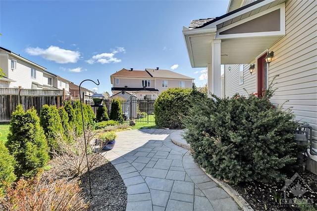 80 Appledale Drive, Townhouse with 3 bedrooms, 3 bathrooms and 4 parking in Ottawa ON | Image 3