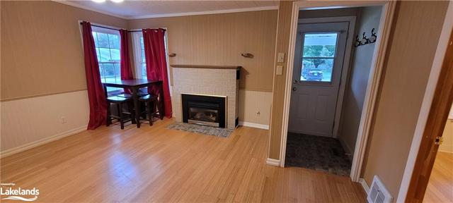 255 George Street, House detached with 2 bedrooms, 1 bathrooms and null parking in Gravenhurst ON | Image 2