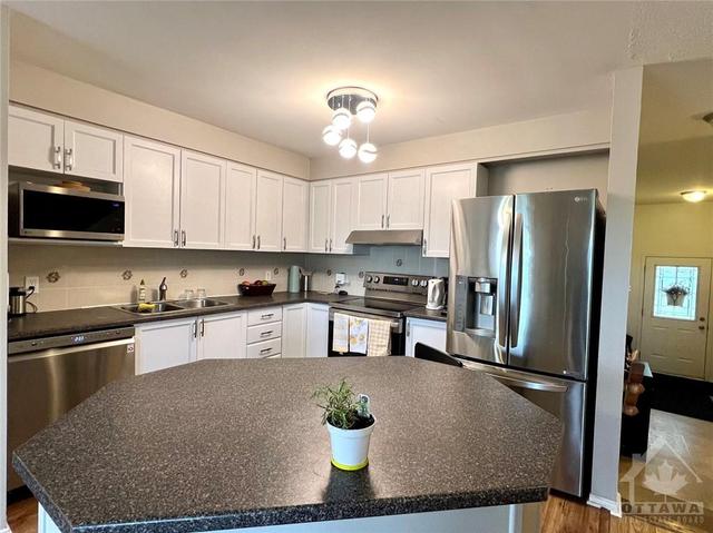 322 Hillsboro Private, Townhouse with 3 bedrooms, 3 bathrooms and 2 parking in Ottawa ON | Image 10