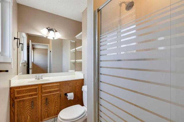 132 Woodford Drive Sw, House detached with 4 bedrooms, 2 bathrooms and 2 parking in Calgary AB | Image 27