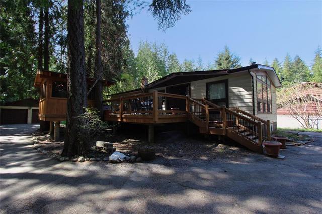 4196 Saratoga Road, House detached with 3 bedrooms, 2 bathrooms and 10 parking in Columbia Shuswap F BC | Image 40