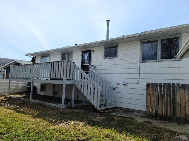 9610 76 Avenue, House detached with 4 bedrooms, 2 bathrooms and 4 parking in Peace River AB | Image 3
