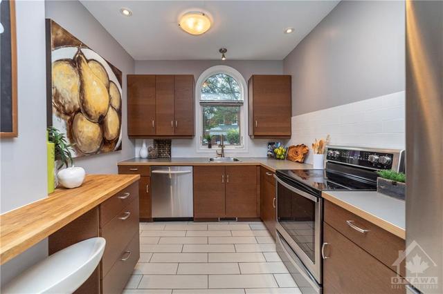 236 Daly Avenue, Townhouse with 3 bedrooms, 2 bathrooms and 3 parking in Ottawa ON | Image 5