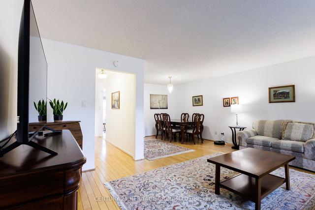 380 Simonston Blvd, Townhouse with 3 bedrooms, 3 bathrooms and 2 parking in Markham ON | Image 3