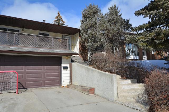 92 Edgewood Drive Nw, House detached with 3 bedrooms, 2 bathrooms and 4 parking in Calgary AB | Image 2