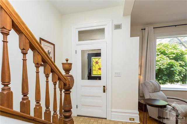 68 Fourth Avenue, Townhouse with 3 bedrooms, 2 bathrooms and 2 parking in Ottawa ON | Image 4