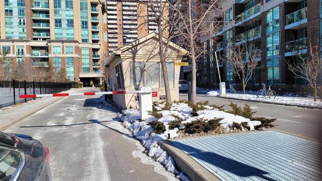 307 - 15 Michael Power Pl, Condo with 3 bedrooms, 2 bathrooms and 1 parking in Toronto ON | Image 12
