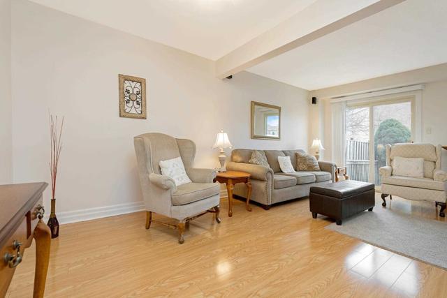 68 Morley Cres E, Townhouse with 3 bedrooms, 2 bathrooms and 2 parking in Brampton ON | Image 3
