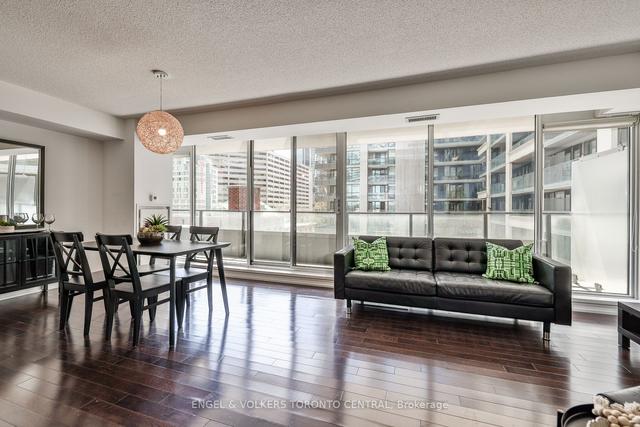 733 - 111 Elizabeth St, Condo with 2 bedrooms, 2 bathrooms and 1 parking in Toronto ON | Image 5