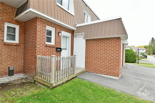222 Romulus Private, Townhouse with 4 bedrooms, 3 bathrooms and 2 parking in Ottawa ON | Image 2