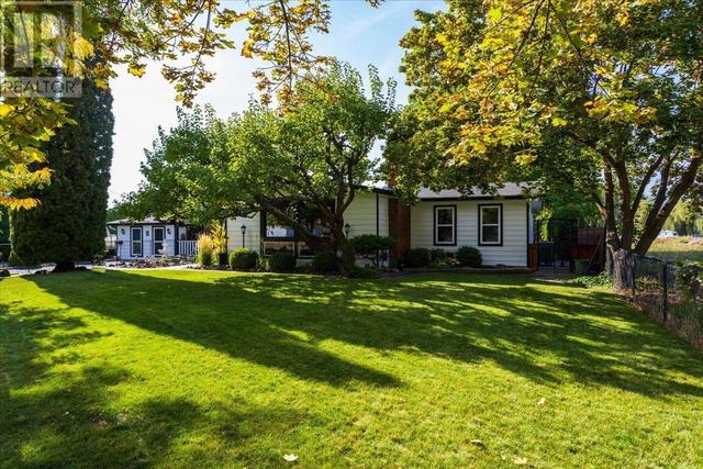 2840 Boyd Road, House detached with 3 bedrooms, 2 bathrooms and 10 parking in Kelowna BC | Image 2