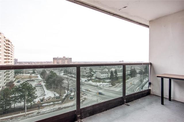 902 - 4 Lisa Street, House attached with 2 bedrooms, 1 bathrooms and null parking in Brampton ON | Image 2