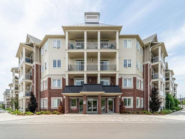 80 Aspen Springs Dr, Condo with 1 bedrooms, 2 bathrooms and 1 parking in Clarington ON | Image 1