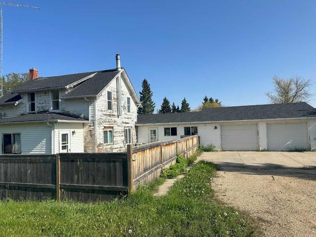 308 4 Avenue, House detached with 4 bedrooms, 1 bathrooms and 6 parking in Camrose County AB | Image 2