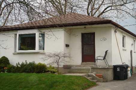 1032 Lillian St, House detached with 2 bedrooms, 1 bathrooms and 4 parking in Toronto ON | Image 2