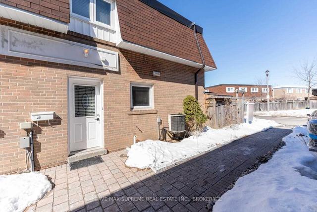 29 Town House Cres N, Townhouse with 3 bedrooms, 2 bathrooms and 1 parking in Brampton ON | Image 22