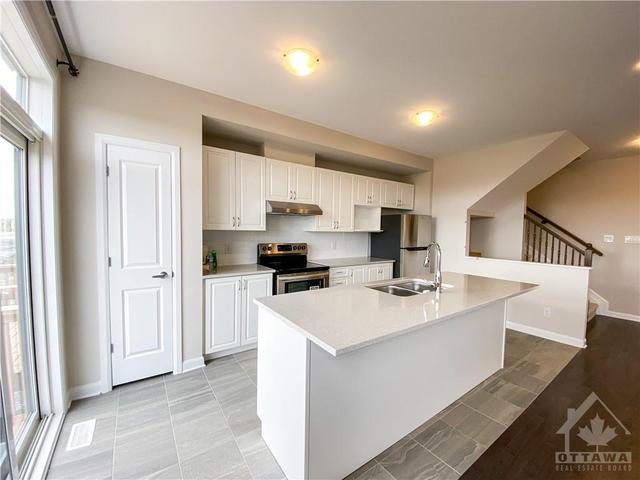 1033 Speedvale Court, Townhouse with 3 bedrooms, 4 bathrooms and 2 parking in Ottawa ON | Image 5