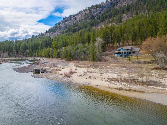 855 Highway 3, House detached with 4 bedrooms, 4 bathrooms and null parking in Kootenay Boundary C BC | Image 3