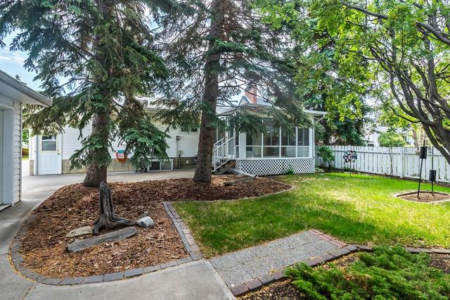 11015 Bradbury Drive Sw, House detached with 4 bedrooms, 2 bathrooms and 2 parking in Calgary AB | Image 25