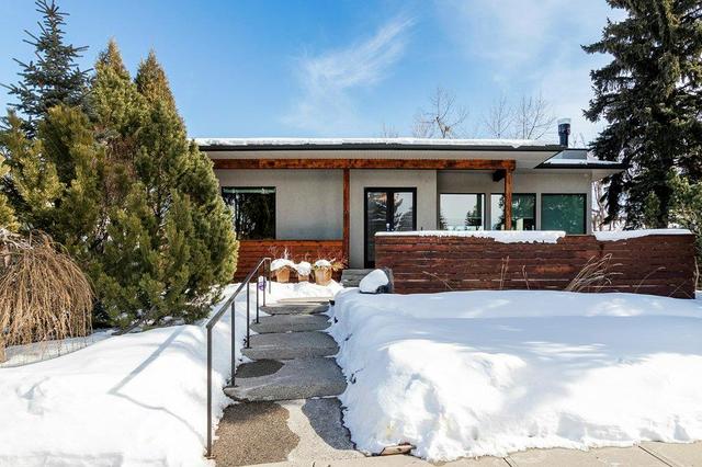 28 Meadowlark Crescent Sw, House detached with 4 bedrooms, 3 bathrooms and 2 parking in Calgary AB | Image 1