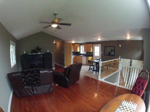 102 Cundles Rd E, House detached with 3 bedrooms, 2 bathrooms and 2 parking in Barrie ON | Image 2