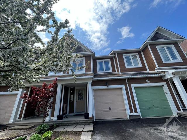 322 Hillsboro Private, Townhouse with 3 bedrooms, 3 bathrooms and 2 parking in Ottawa ON | Image 2