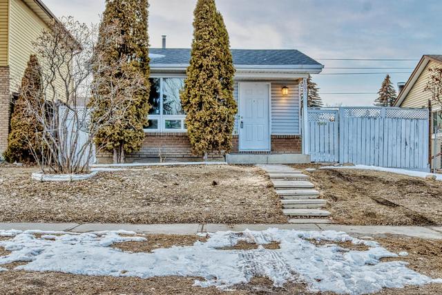 107 Erin Woods Drive Se, House detached with 5 bedrooms, 2 bathrooms and 2 parking in Calgary AB | Image 2