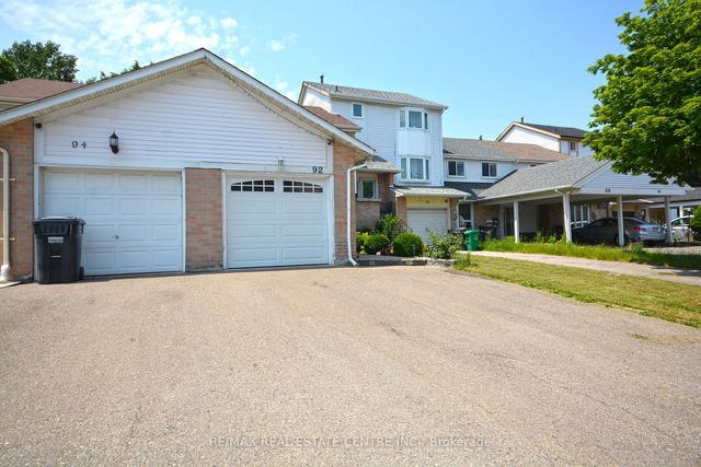 92 Courtleigh Sq, House attached with 3 bedrooms, 3 bathrooms and 3 parking in Brampton ON | Image 12
