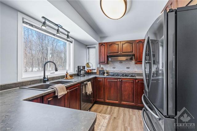 98 Tall Forest Drive, House detached with 3 bedrooms, 3 bathrooms and 6 parking in Ottawa ON | Image 11