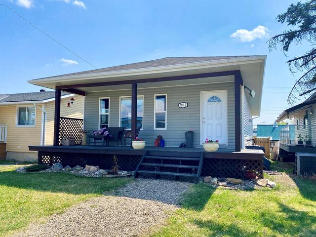 9811 99 Avenue, House detached with 5 bedrooms, 2 bathrooms and 2 parking in Sexsmith AB | Image 1