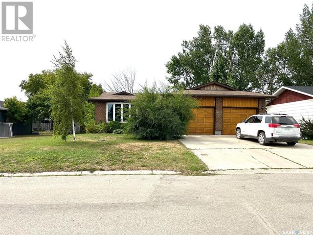 221 4th Avenue, House detached with 5 bedrooms, 3 bathrooms and null parking in Whitewood SK | Image 1