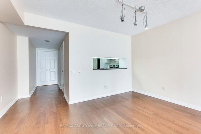 701 - 71 Simcoe St, Condo with 1 bedrooms, 2 bathrooms and 1 parking in Toronto ON | Image 3