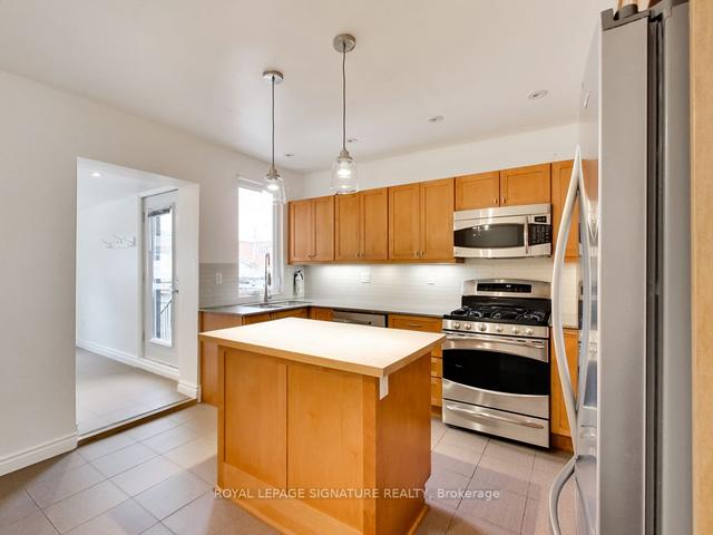 985 Shaw St, House detached with 4 bedrooms, 2 bathrooms and 0 parking in Toronto ON | Image 2