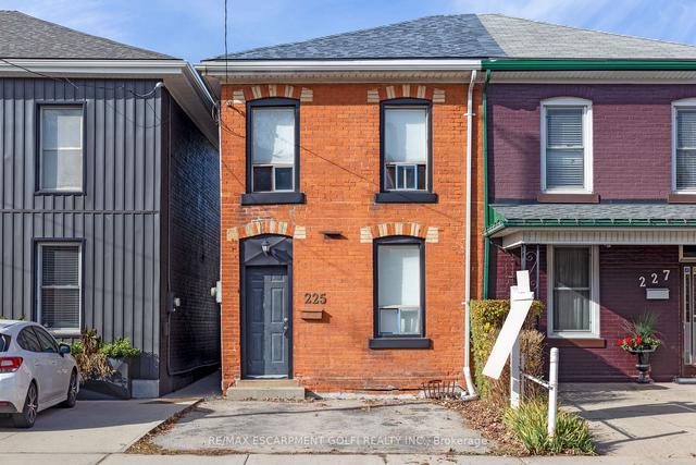 225 West Ave N, House detached with 2 bedrooms, 2 bathrooms and 3 parking in Hamilton ON | Image 1