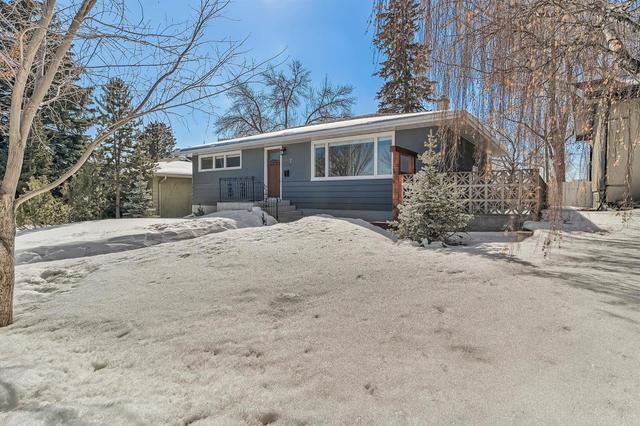 7 Manor Road Sw, House detached with 4 bedrooms, 2 bathrooms and 3 parking in Calgary AB | Image 2