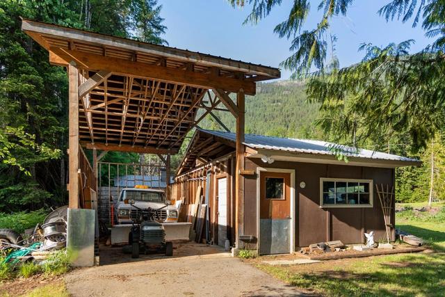 2466 Cunningham Road, House detached with 3 bedrooms, 2 bathrooms and null parking in Central Kootenay H BC | Image 30