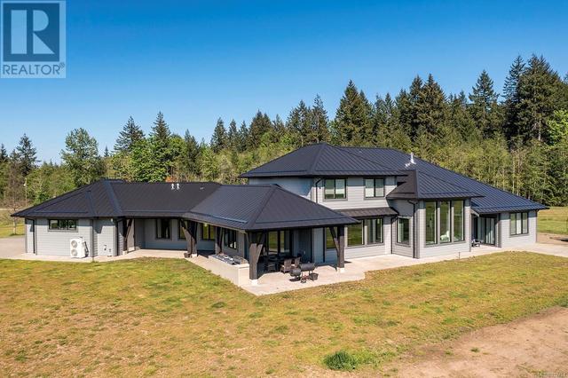 2355 Coleman Rd, House detached with 5 bedrooms, 4 bathrooms and 12 parking in Comox Valley B (Lazo North) BC | Image 2