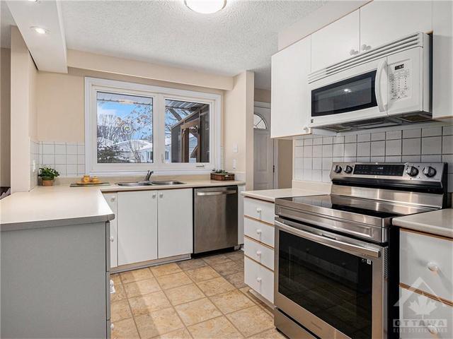 6 Crofton Road, House detached with 3 bedrooms, 3 bathrooms and 5 parking in Ottawa ON | Image 3