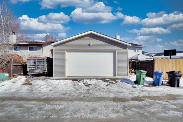 17 Martingrove Court Ne, House detached with 4 bedrooms, 2 bathrooms and 3 parking in Calgary AB | Image 39