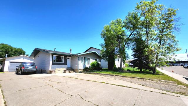 10112 112 Avenue, House detached with 4 bedrooms, 2 bathrooms and 4 parking in Grande Prairie AB | Image 1