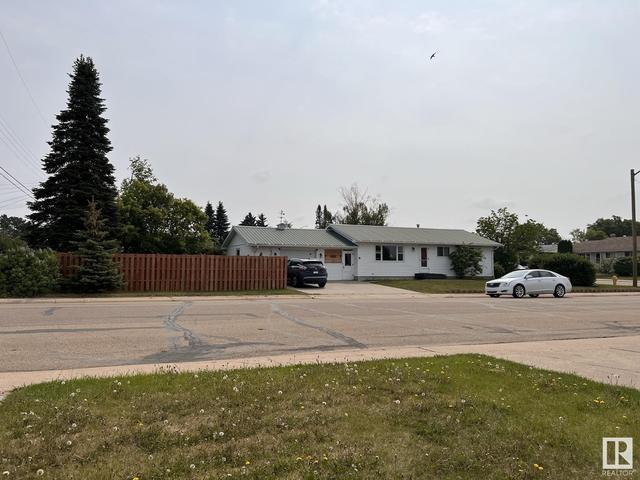 5605 45 St, House detached with 3 bedrooms, 1 bathrooms and null parking in Barrhead AB | Image 1
