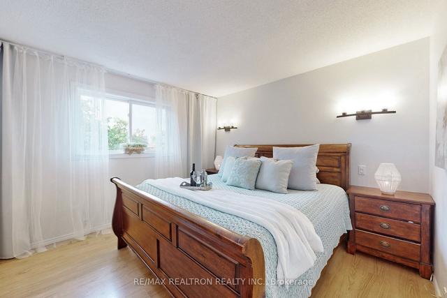 171 Cottonwood Crt, House semidetached with 3 bedrooms, 2 bathrooms and 5 parking in Markham ON | Image 4