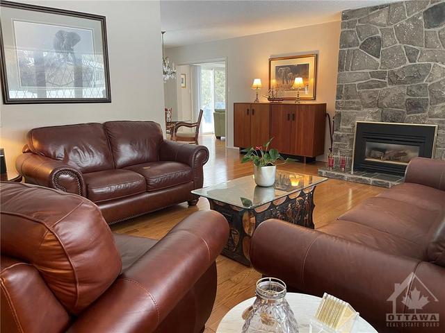 19 Mohawk Crescent, House detached with 3 bedrooms, 2 bathrooms and 4 parking in Ottawa ON | Image 3