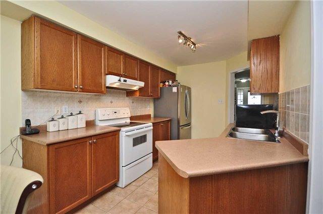 982 Delgado Dr, House attached with 3 bedrooms, 4 bathrooms and 4 parking in Mississauga ON | Image 8