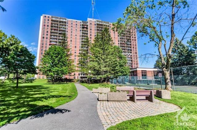 1506 - 665 Bathgate Drive, Condo with 2 bedrooms, 1 bathrooms and 1 parking in Ottawa ON | Image 2