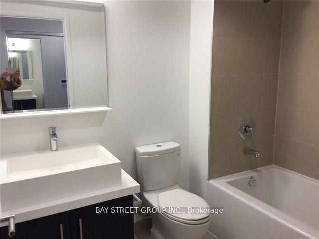 2209 - 1080 Bay St, Condo with 1 bedrooms, 1 bathrooms and 0 parking in Toronto ON | Image 2