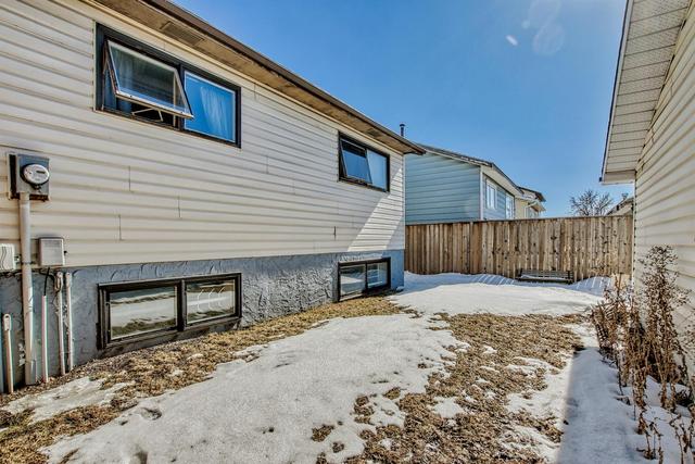 35 Whitehaven Road Ne, House detached with 3 bedrooms, 2 bathrooms and 2 parking in Calgary AB | Image 21