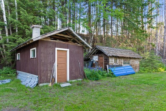2466 Cunningham Road, House detached with 3 bedrooms, 2 bathrooms and null parking in Central Kootenay H BC | Image 31