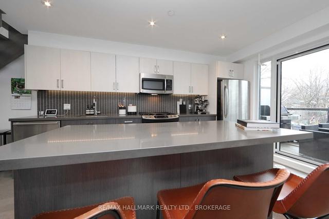 985 Dundas St E, House attached with 2 bedrooms, 3 bathrooms and 1 parking in Toronto ON | Image 2