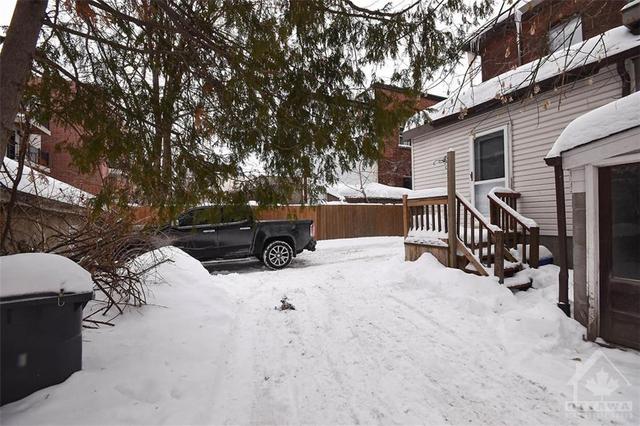 79 Stewart Street, Townhouse with 7 bedrooms, 3 bathrooms and 1 parking in Ottawa ON | Image 4